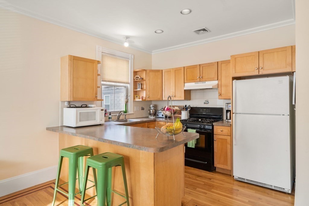 3 bed, 2 bath apartment for rent at 12 Magnolia Ave Unit 1, Mid-Cambridge — photo 4 of 20
