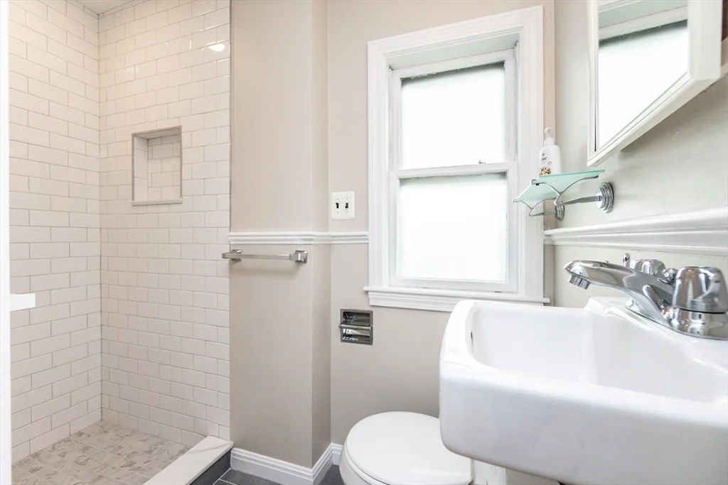2 bed, 1 bath apartment for rent at 12 Marion St Unit 0, Ward Two — photo 5 of 7