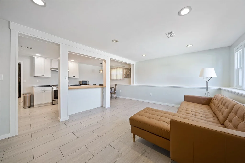 3 bed, 1 bath apartment for rent at 12 Marivista Ave, Lakeview — photo 2 of 28