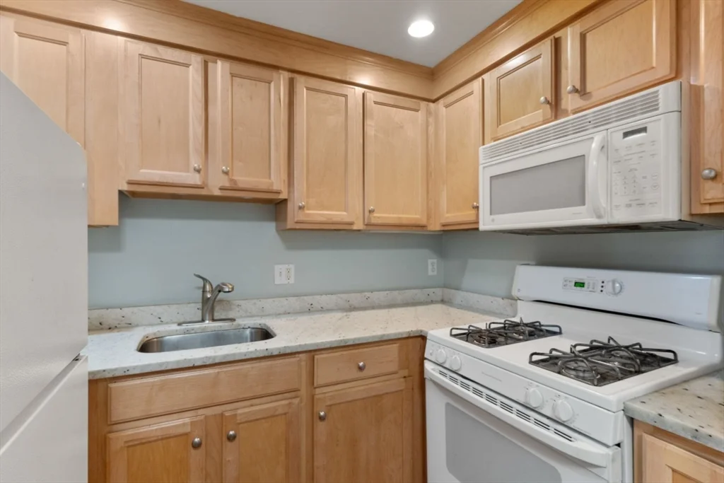 Studio bed, 1 bath apartment for rent at 12 Monument Ave Unit 1, Charlestown — photo 5 of 10