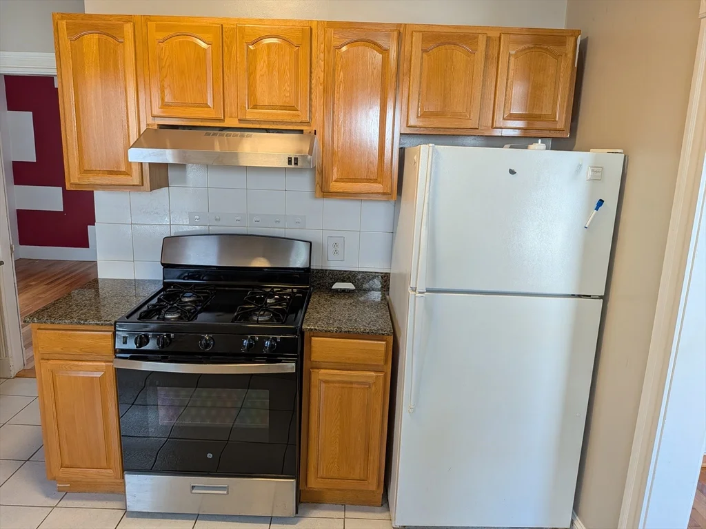 4 bed, 2 bath apartment for rent at 12 Newbern Ave Unit 1, Tufts University — photo 2 of 20