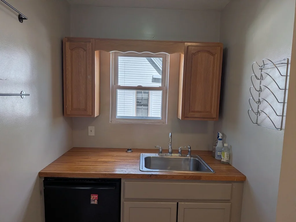 4 bed, 2 bath apartment for rent at 12 Newbern Ave Unit 1, Tufts University — photo 3 of 20