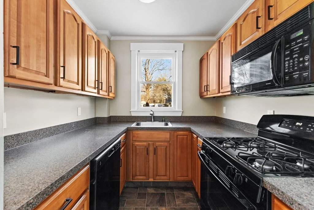 3 bed, 1 bath apartment for rent at 12 North St Unit 1, Fairhaven — photo 13 of 32