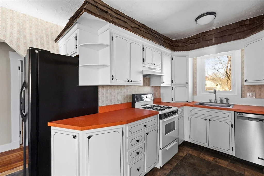 3 bed, 1 bath apartment for rent at 12 North St Unit 2, Fairhaven — photo 16 of 35