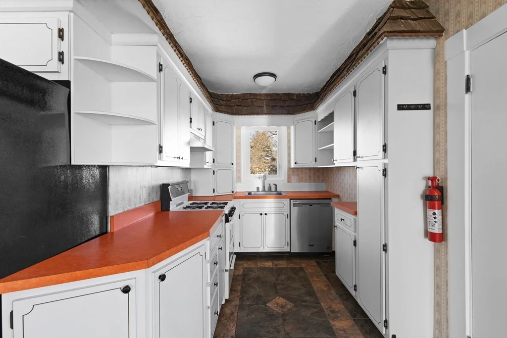 3 bed, 1 bath apartment for rent at 12 North St Unit 2, Fairhaven — photo 17 of 35