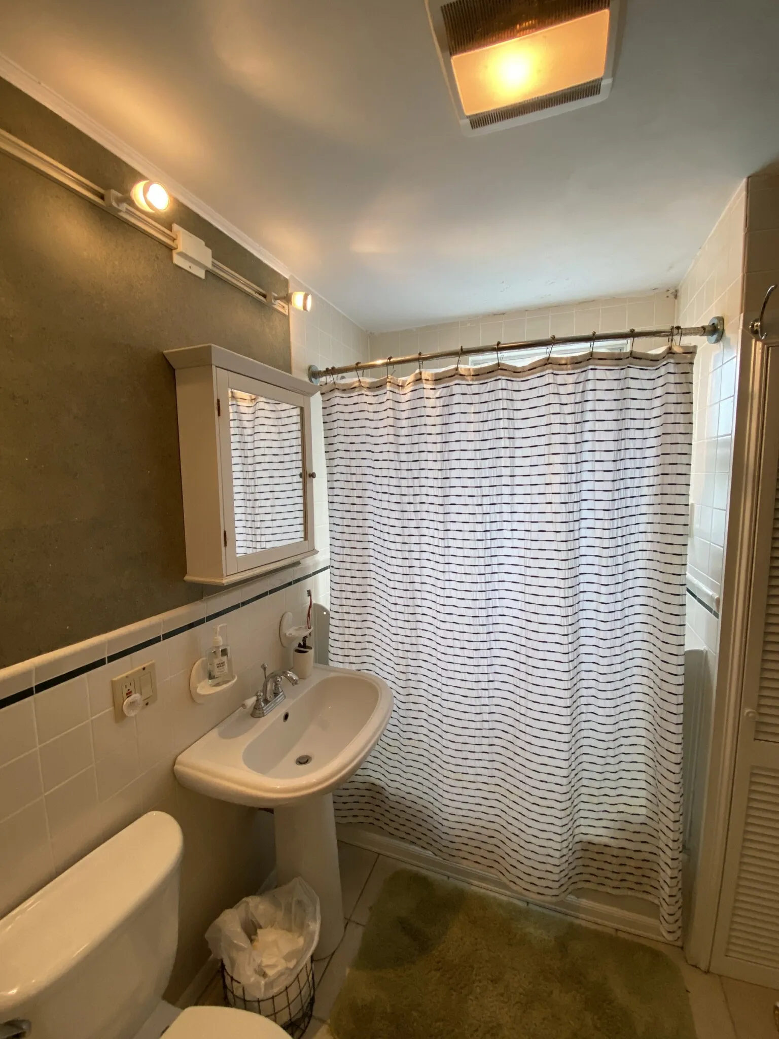 4 bed, 1 bath apartment for rent at 12 Oswald St Unit 2, Mission Hill — photo 10 of 12