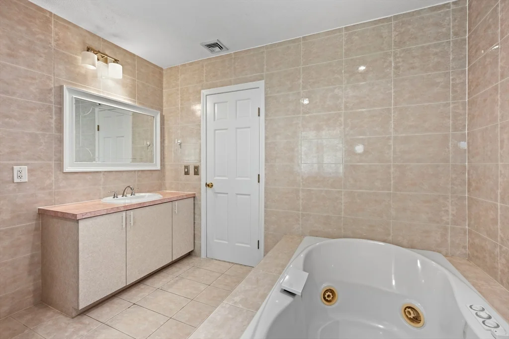 4 bed, 2 bath apartment for rent at 12 Parkway Dr, Saugus — photo 35 of 37