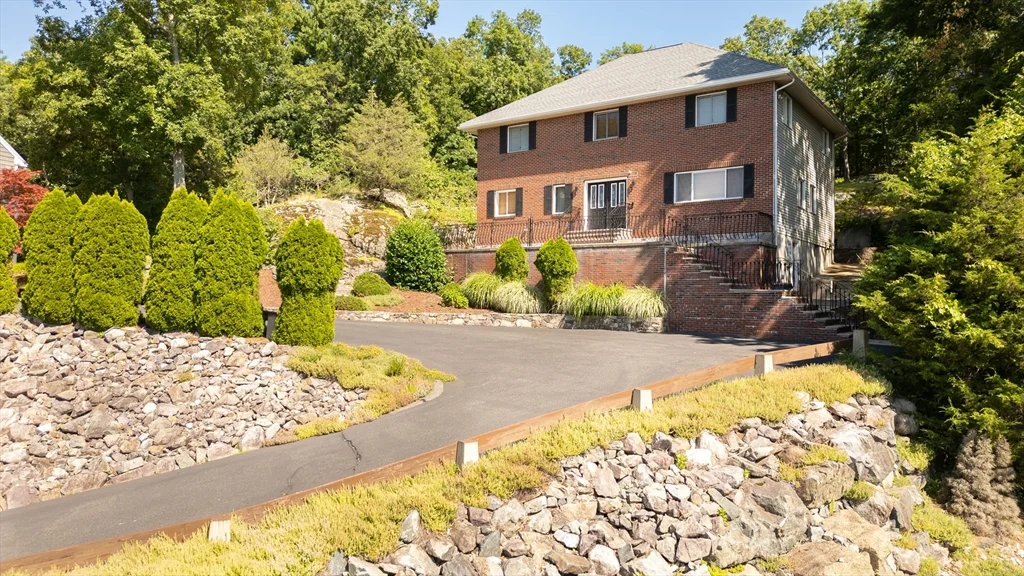 4 bed, 2 bath apartment for rent at 12 Parkway Dr, Saugus — photo 4 of 37