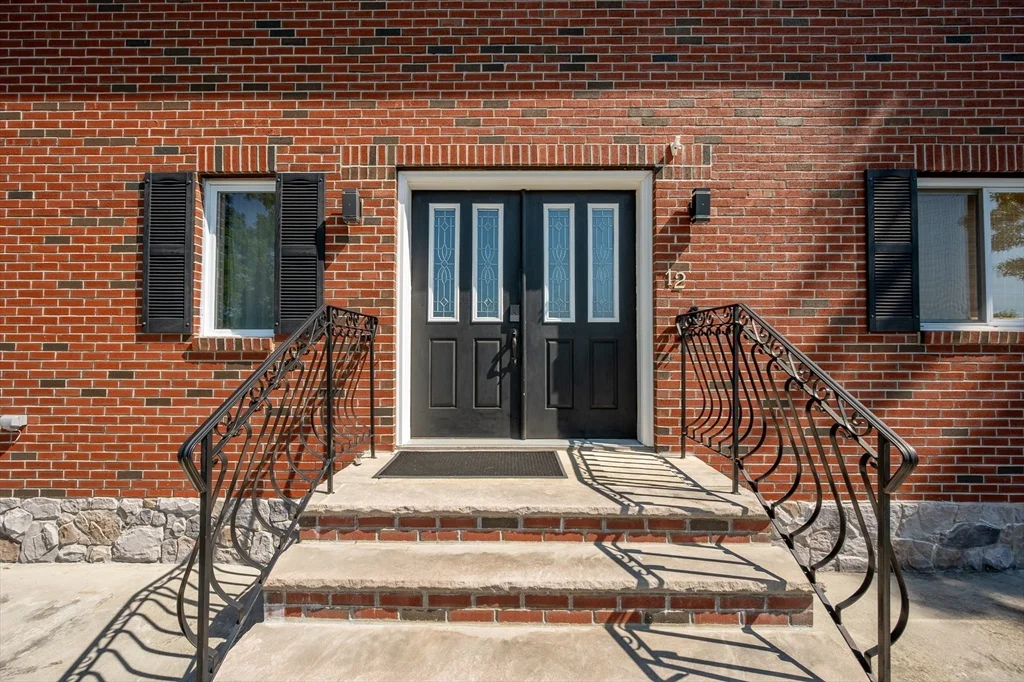 4 bed, 2 bath apartment for rent at 12 Parkway Dr, Saugus — photo 19 of 37
