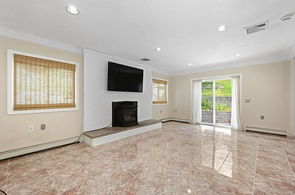 4 bed, 2 bath apartment for rent at 12 Parkway Dr, Saugus — photo 24 of 37
