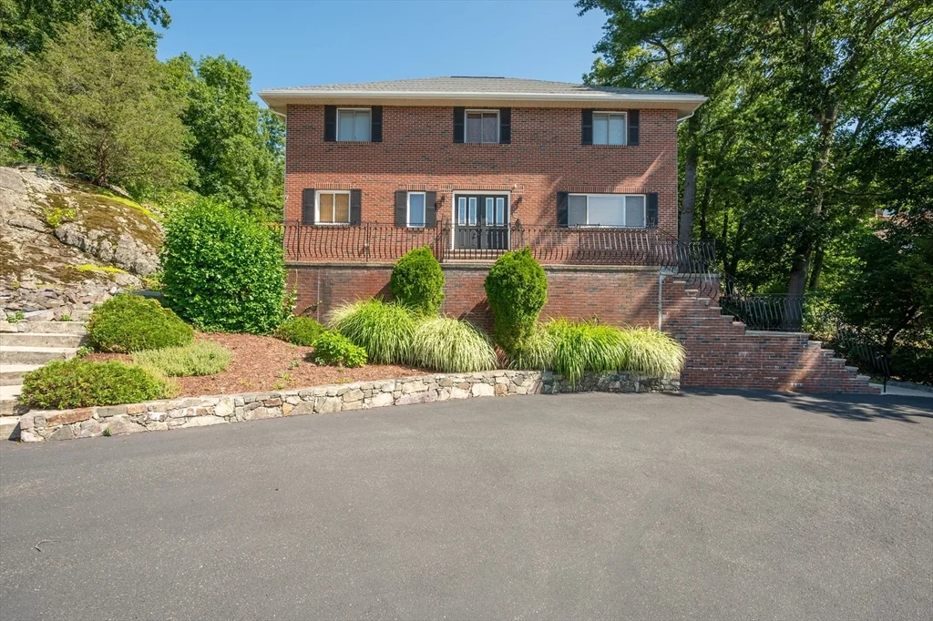 4 bed, 2 bath apartment for rent at 12 Parkway Dr, Saugus