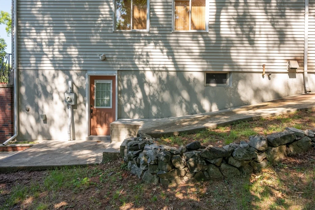 4 bed, 2 bath apartment for rent at 12 Parkway Dr, Saugus — photo 6 of 37