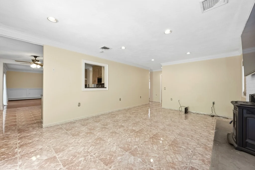 4 bed, 2 bath apartment for rent at 12 Parkway Dr, Saugus — photo 23 of 37