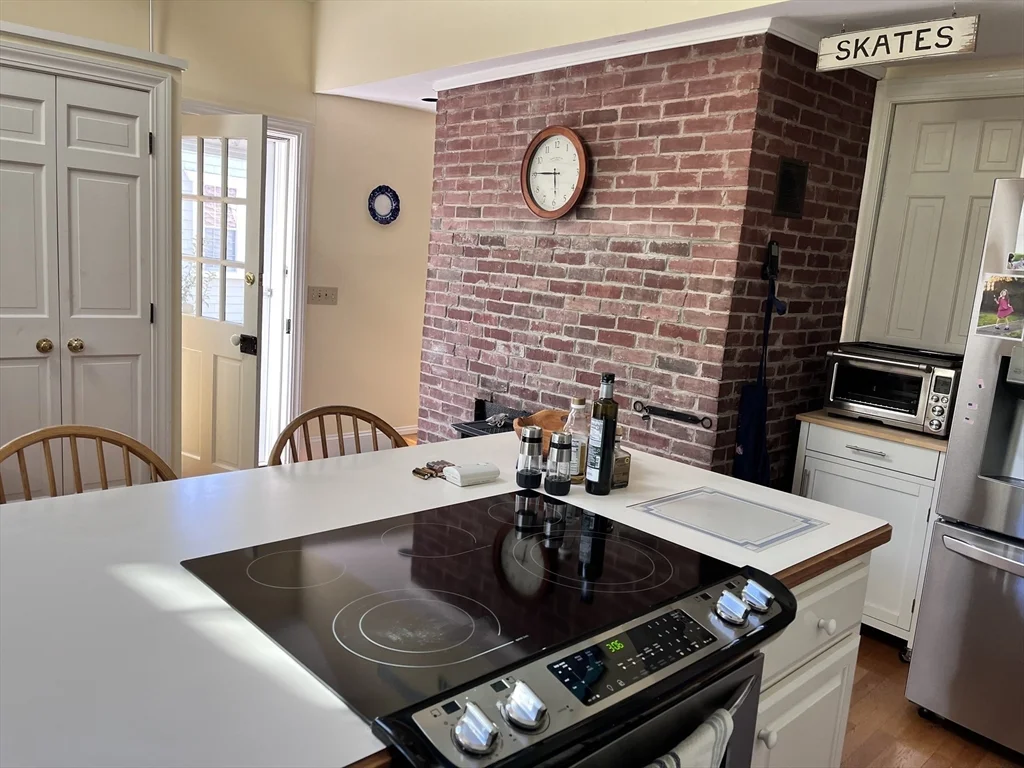 4 bed, 2 bath apartment for rent at 12 Pearl Street/Short Term Rental, Mattapoisett — photo 3 of 19