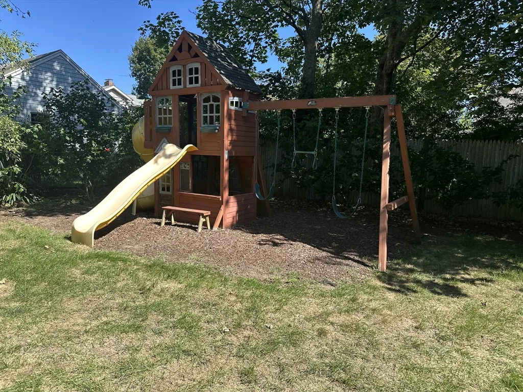 4 bed, 2 bath apartment for rent at 12 Pearl Street/Short Term Rental, Mattapoisett — photo 15 of 19