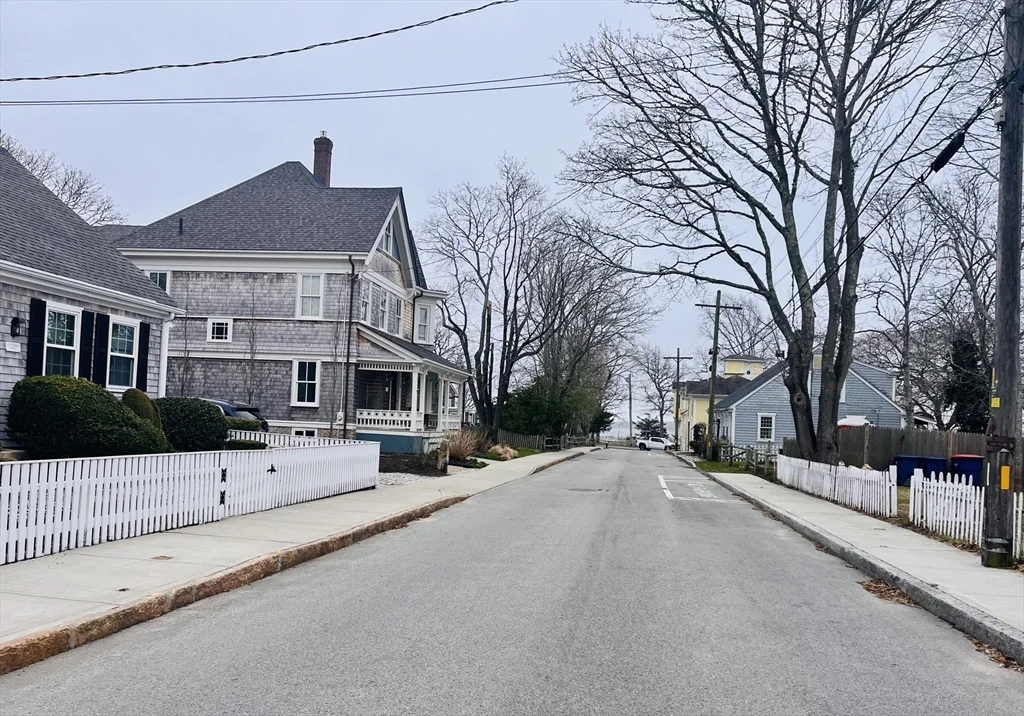 4 bed, 2 bath apartment for rent at 12 Pearl Street/Short Term Rental, Mattapoisett — photo 17 of 19