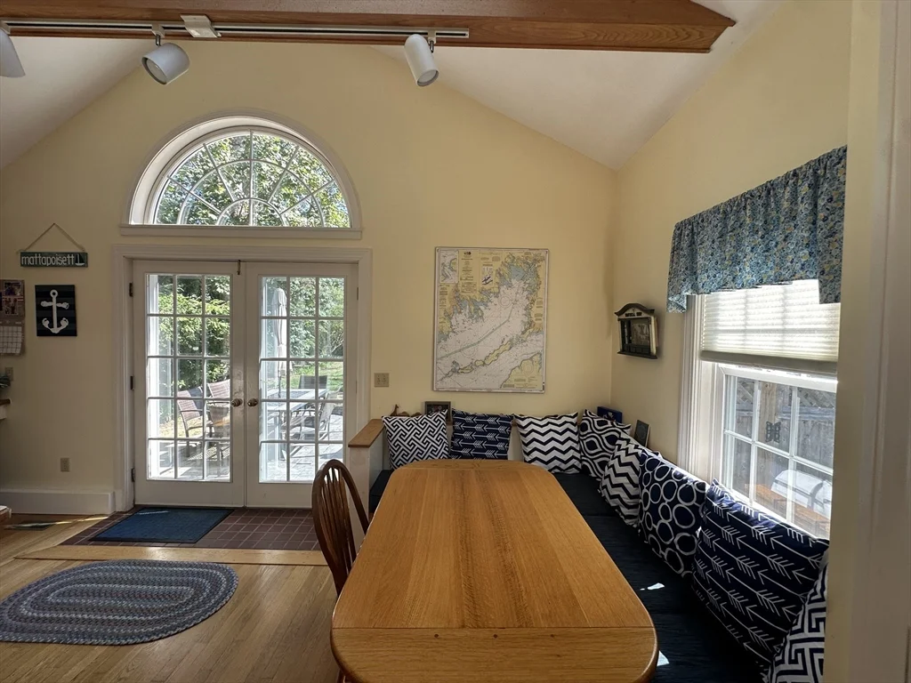 4 bed, 2 bath apartment for rent at 12 Pearl Street/Short Term Rental, Mattapoisett — photo 4 of 19