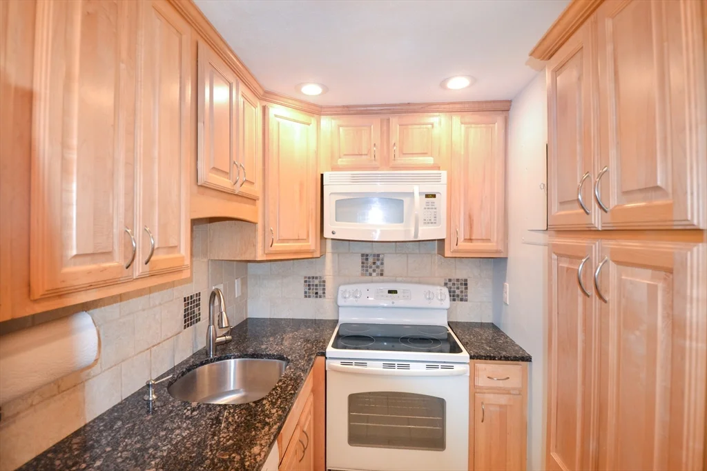 1 bed, 1 bath apartment for rent at 12 Pond Ln Unit 44, Arlington — photo 3 of 8