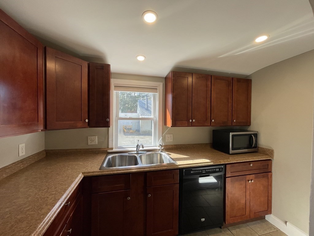 2 bed, 1 bath apartment for rent at 12 Poole St Unit 1, Woburn — photo 4 of 18