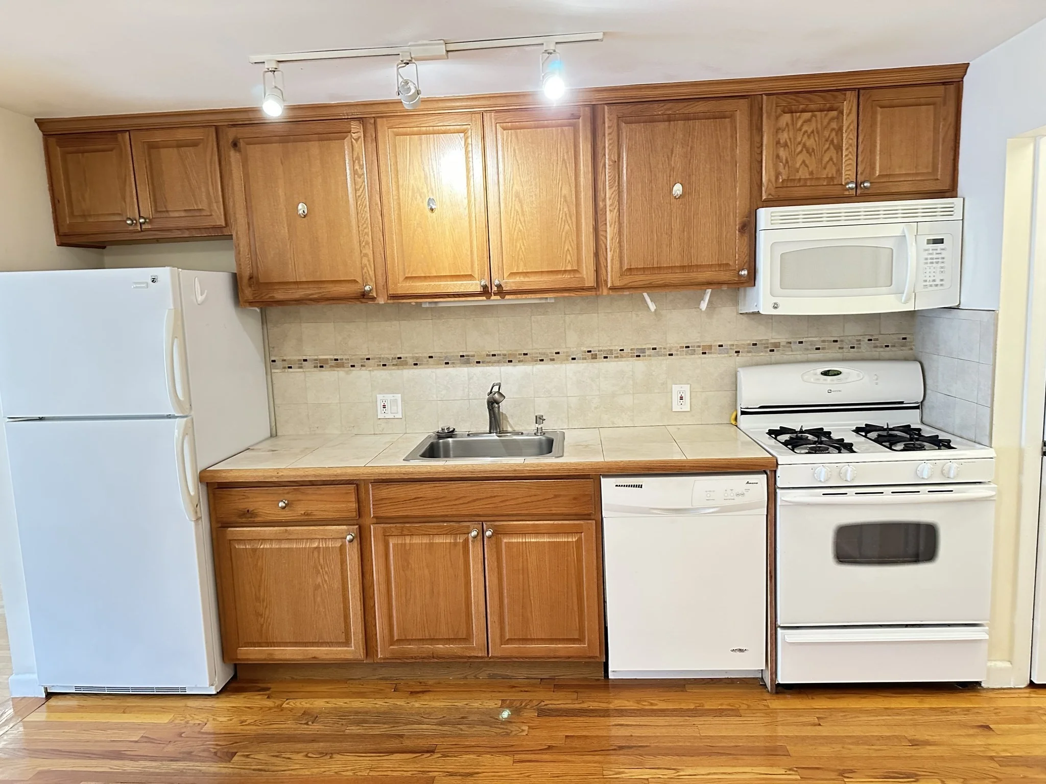1 bed, 1 bath apartment for rent at 12 Portland St Unit 7, Lynn — photo 4 of 18
