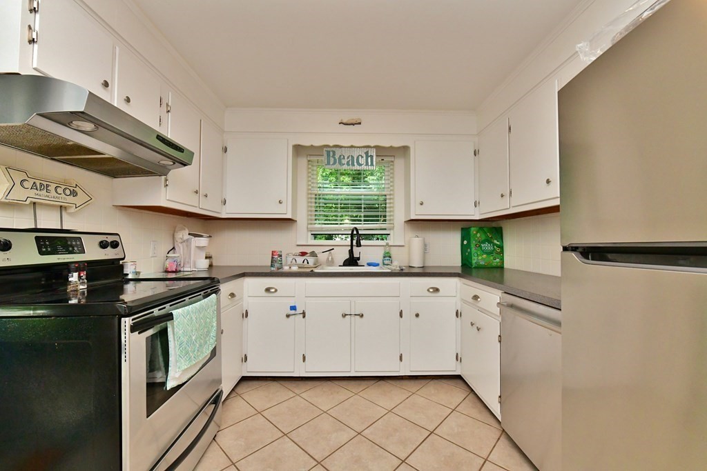 4 bed, 2 bath apartment for rent at 12 Roberts Way Unit WINTER, East Sandwich — photo 5 of 31
