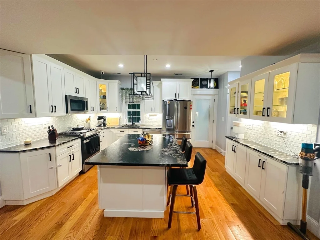 3 bed, 2 bath apartment for rent at 12 S Mason St Unit 5, Salem — photo 2 of 18