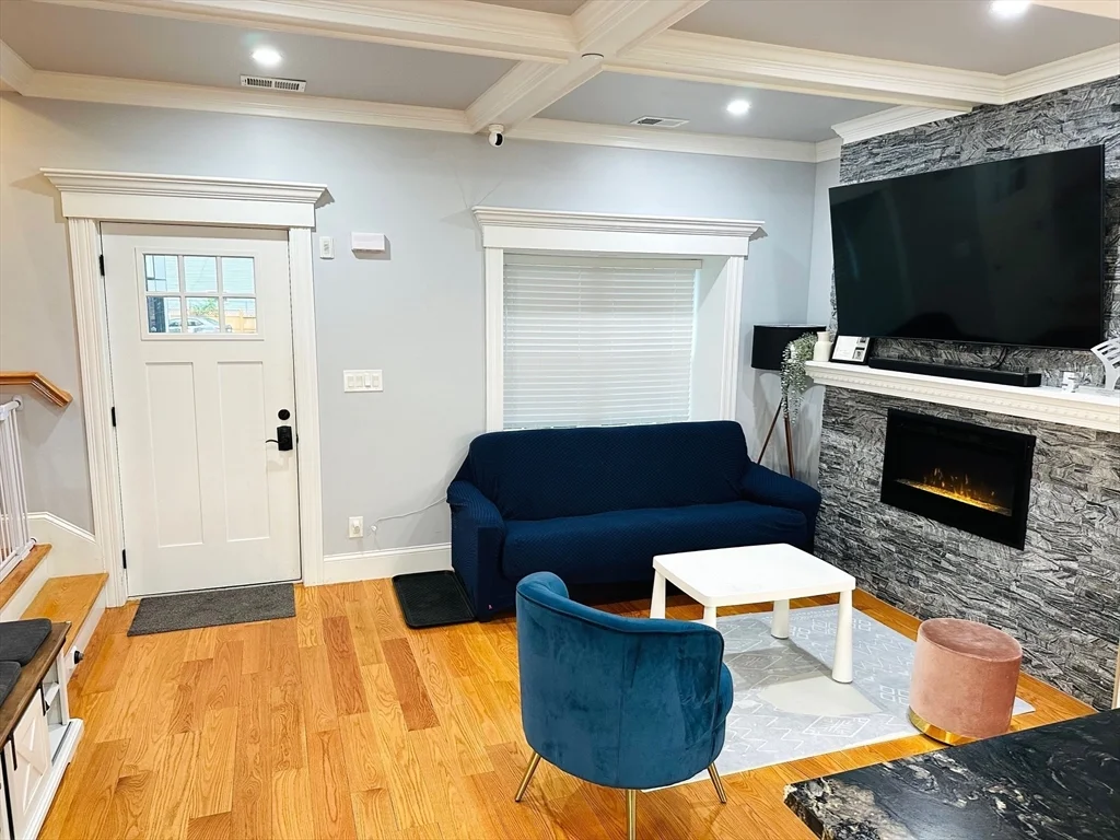 3 bed, 2 bath apartment for rent at 12 S Mason St Unit 5, Salem — photo 4 of 18