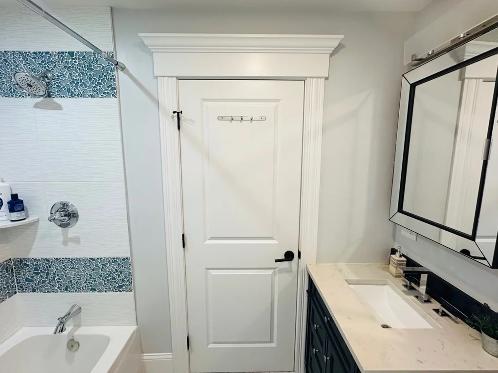 3 bed, 2 bath apartment for rent at 12 S Mason St Unit 5, Salem — photo 8 of 18