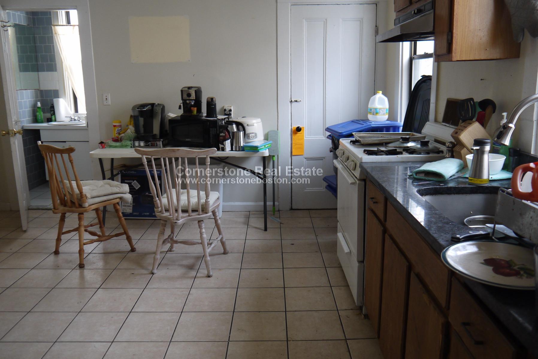 6 bed, 2 bath apartment for rent at 12 Saunders St Unit 1, Oak Square — photo 1 of 25