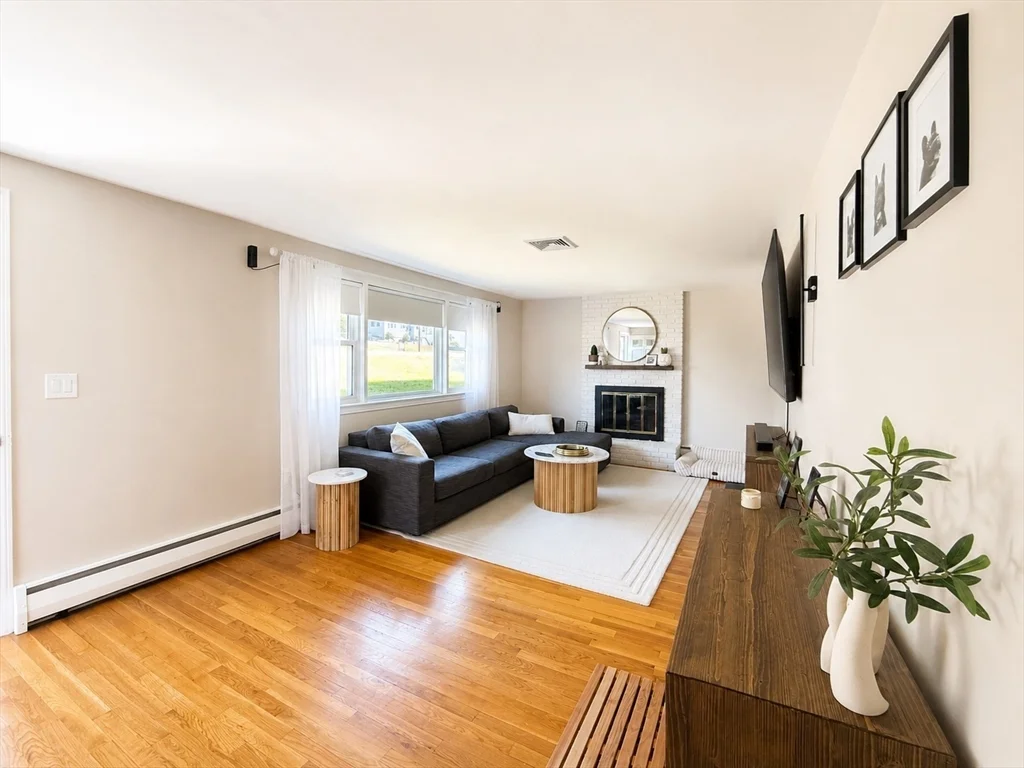 4 bed, 2 bath apartment for rent at 12 Seneca Rd, Woburn — photo 5 of 29