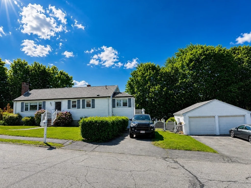 4 bed, 2 bath apartment for rent at 12 Seneca Rd, Woburn — photo 1 of 29
