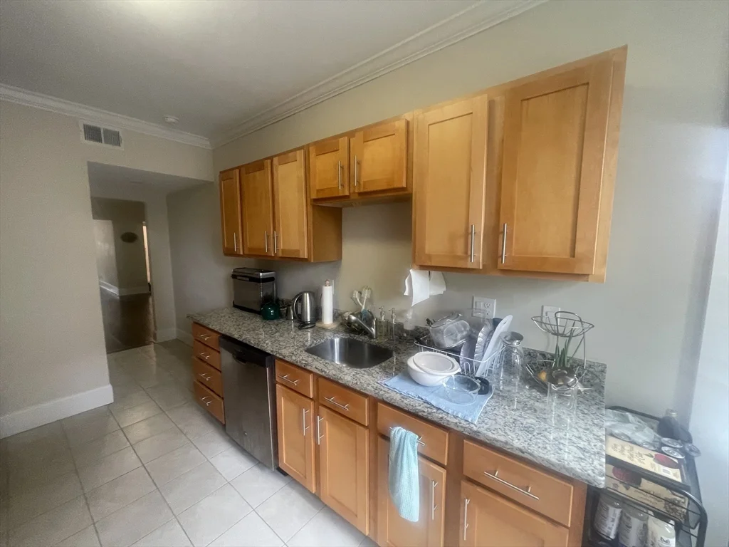 3 bed, 1 bath apartment for rent at 12 Short St Unit 5, Coolidge Corner — photo 4 of 15