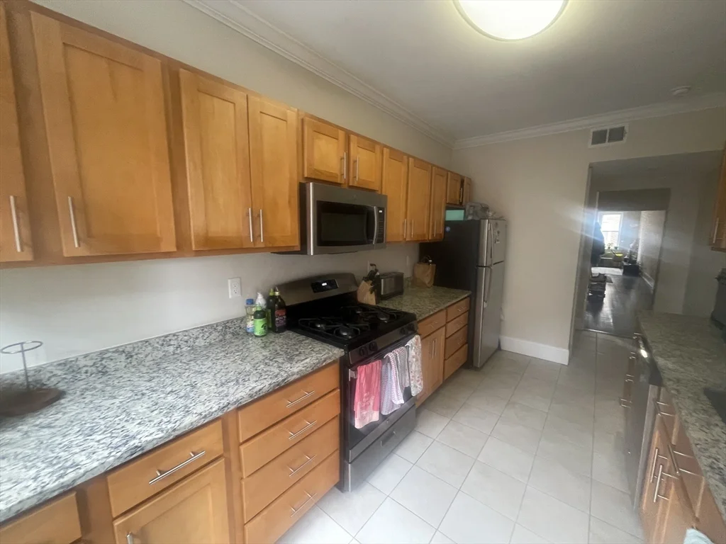 3 bed, 1 bath apartment for rent at 12 Short St Unit 5, Coolidge Corner — photo 5 of 15