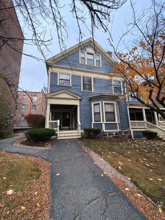Studio bed, 1 bath apartment for rent at 12 Stearns Unit 1, Coolidge Corner