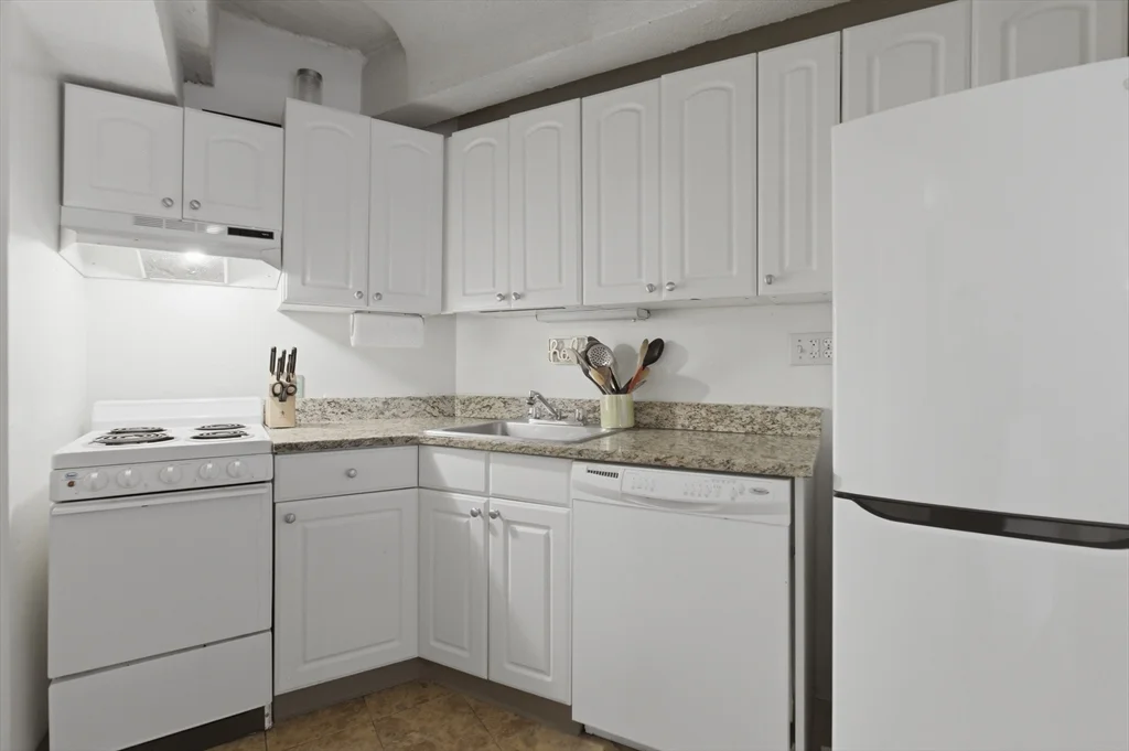 1 bed, 1 bath apartment for rent at 12 Stoneholm St Unit 425, Back Bay — photo 12 of 40