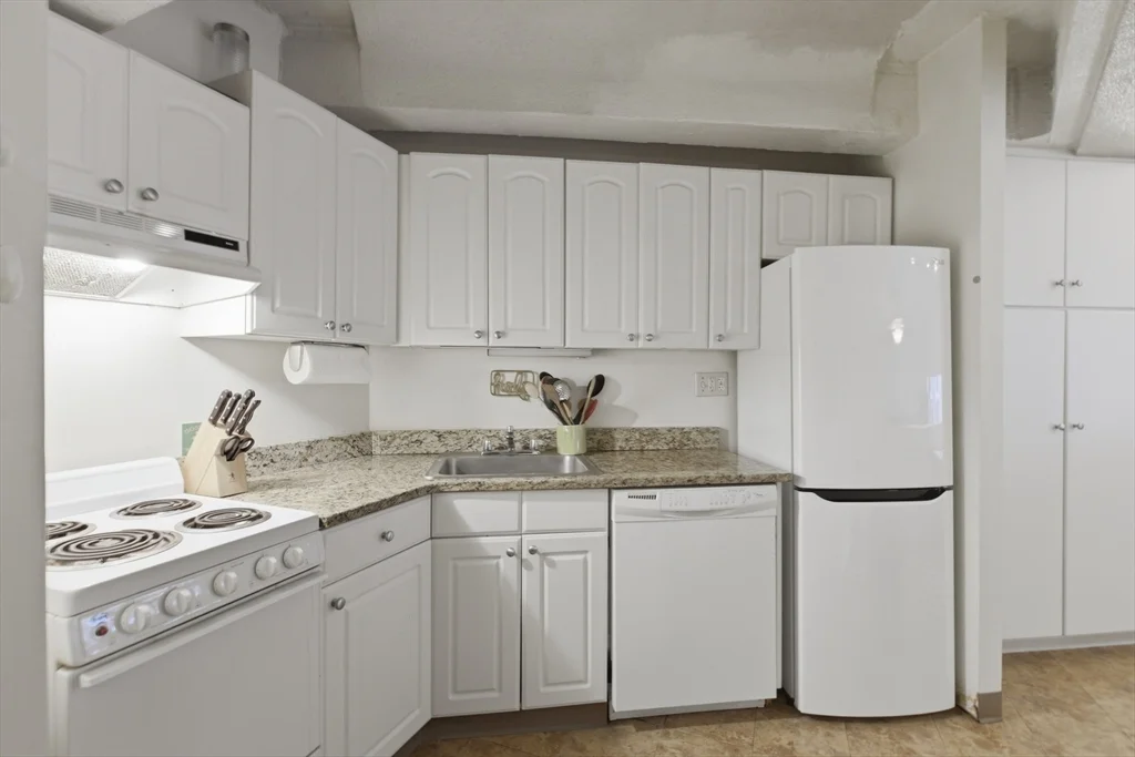 1 bed, 1 bath apartment for rent at 12 Stoneholm St Unit 425, Back Bay — photo 13 of 40