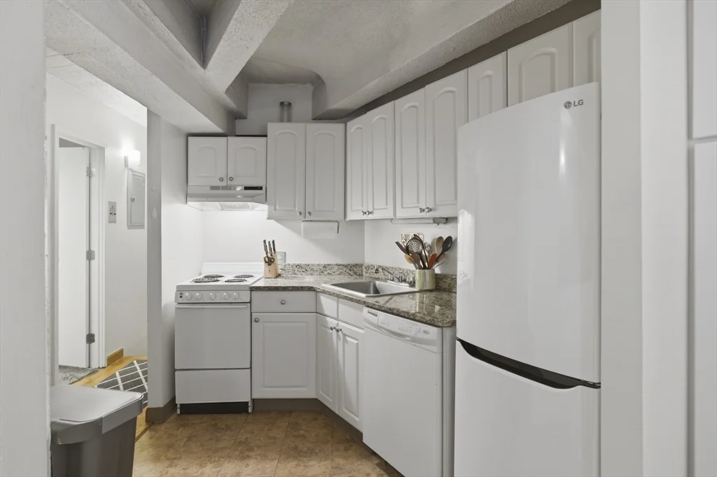 1 bed, 1 bath apartment for rent at 12 Stoneholm St Unit 425, Back Bay — photo 11 of 40