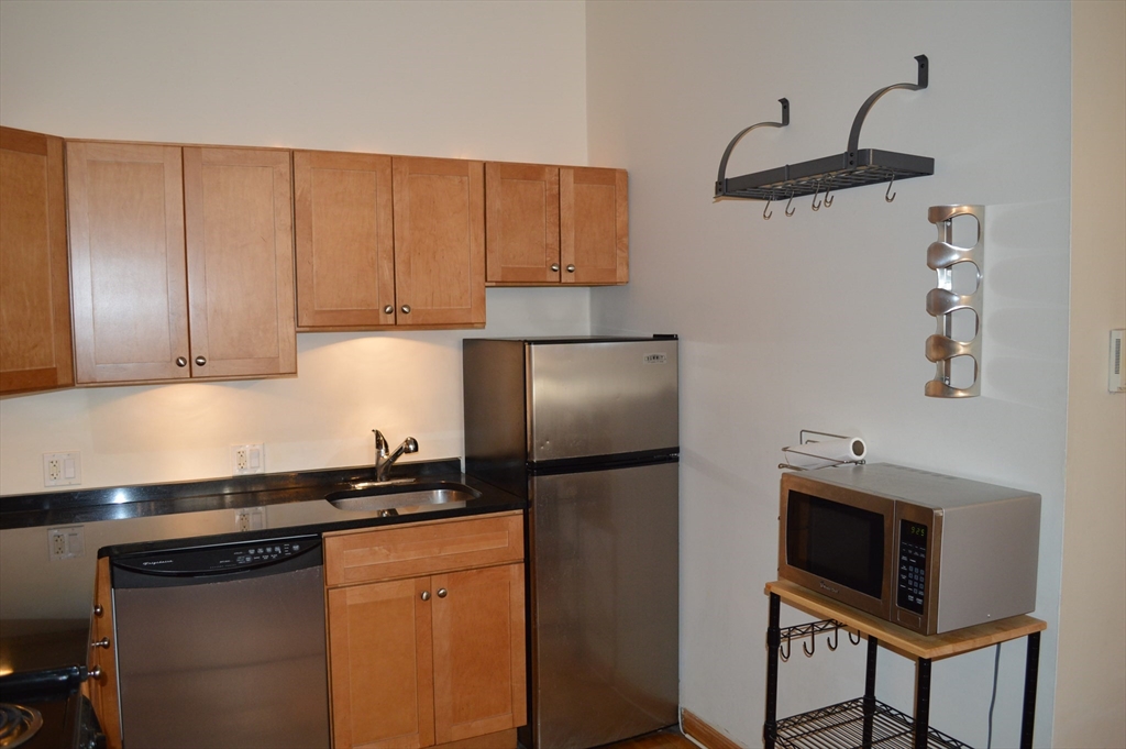 2 bed, 1 bath apartment for rent at 12 Stoneholm Unit 401, Fenway — photo 3 of 20