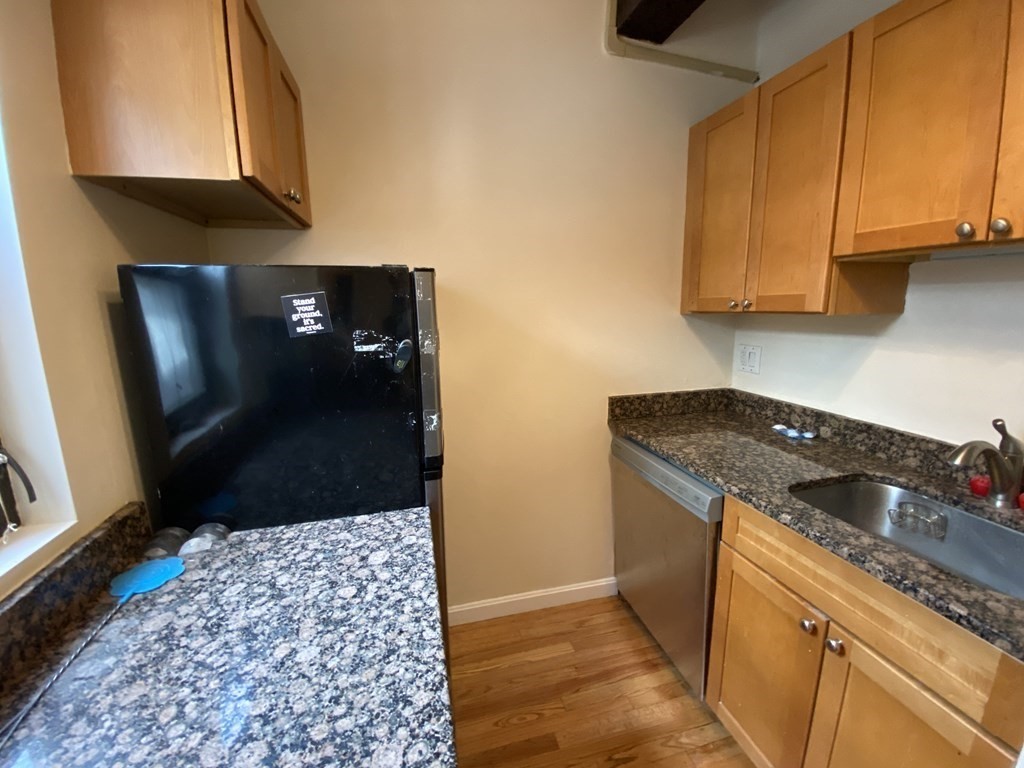 3 bed, 1 bath apartment for rent at 12 Stoneholm Unit 614, Back Bay — photo 4 of 17