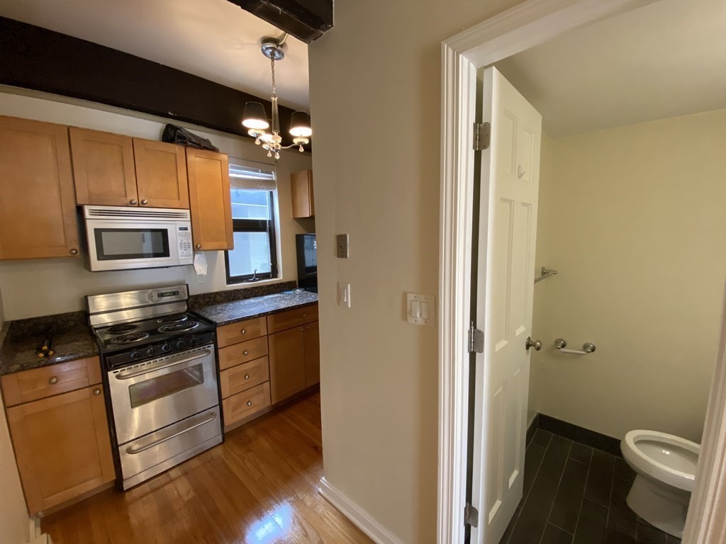 3 bed, 1 bath apartment for rent at 12 Stoneholm Unit 614, Back Bay — photo 3 of 17