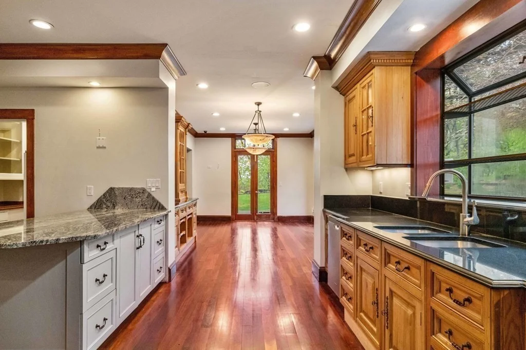 6 bed, 4+ bath apartment for rent at 12 Summit Rd, Lexington — photo 9 of 41