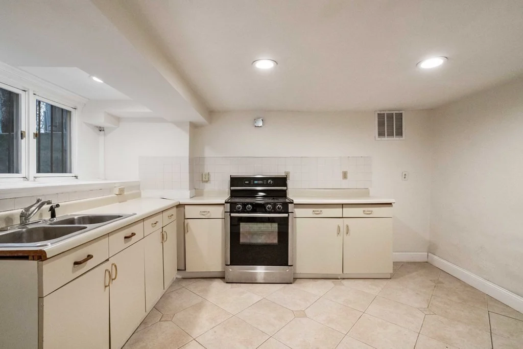 6 bed, 4+ bath apartment for rent at 12 Summit Rd, Lexington — photo 32 of 41