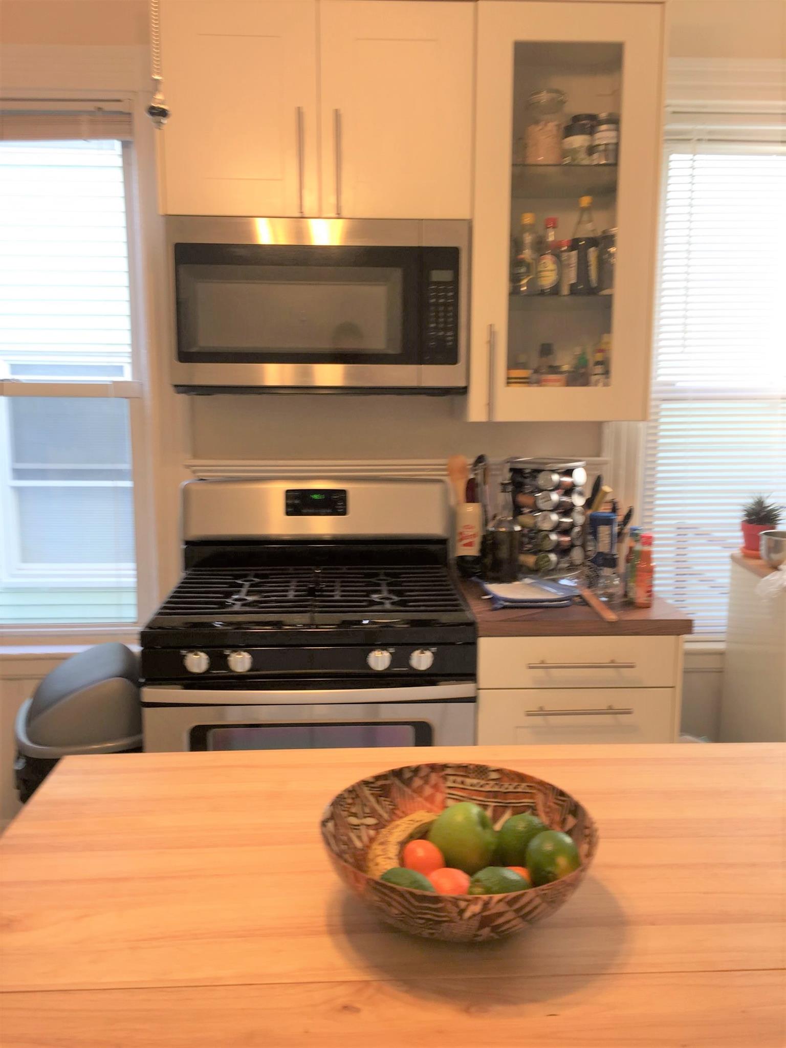 2.5 bed, 1 bath apartment for rent at 12 Sumner Ave Unit 12, Medford — photo 2 of 16