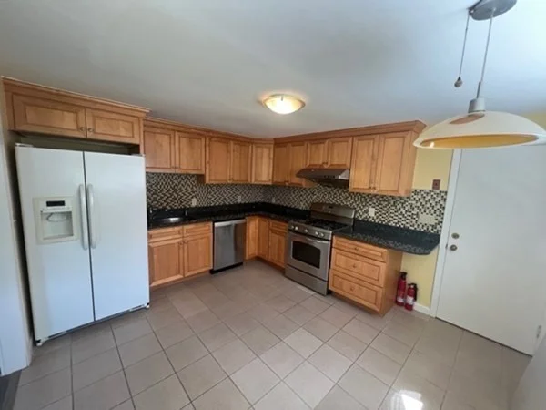 4 bed, 2 bath apartment for rent at 12 Walsh Rd, Bedford — photo 4 of 24