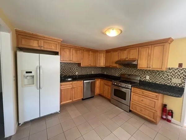 4 bed, 2 bath apartment for rent at 12 Walsh Rd, Bedford — photo 3 of 24
