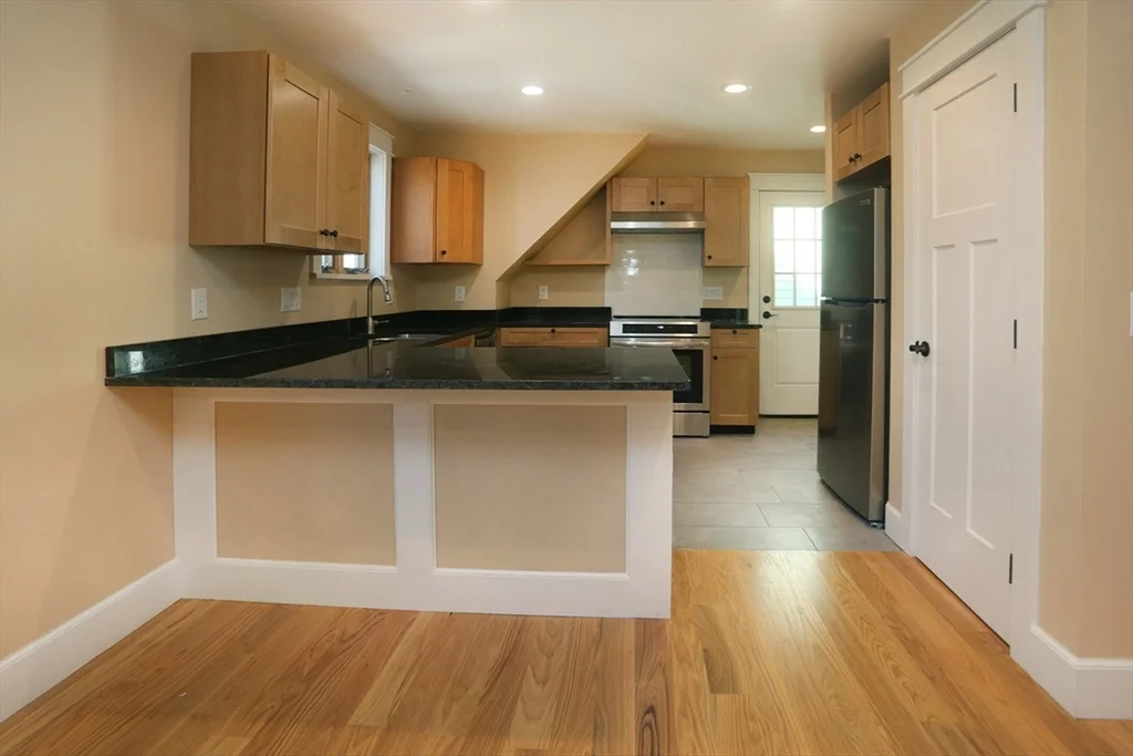 2 bed, 1 bath apartment for rent at 12 Warren Ave Unit B, Amesbury — photo 3 of 18