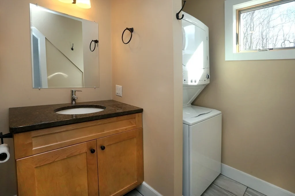 2 bed, 1 bath apartment for rent at 12 Warren Ave Unit B, Amesbury — photo 7 of 18