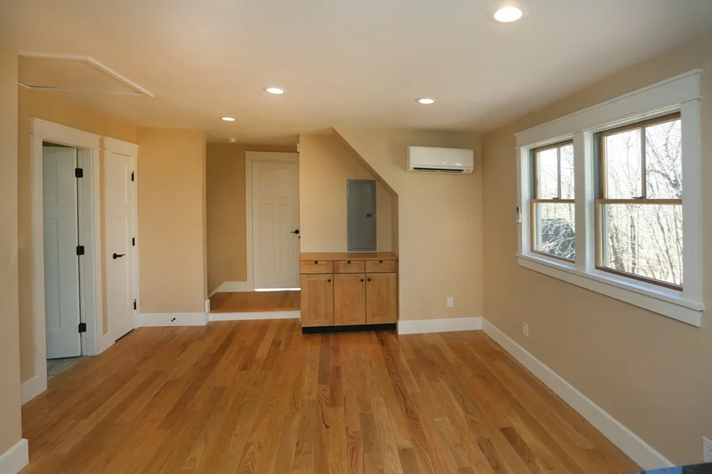 2 bed, 1 bath apartment for rent at 12 Warren Ave Unit B, Amesbury — photo 10 of 18