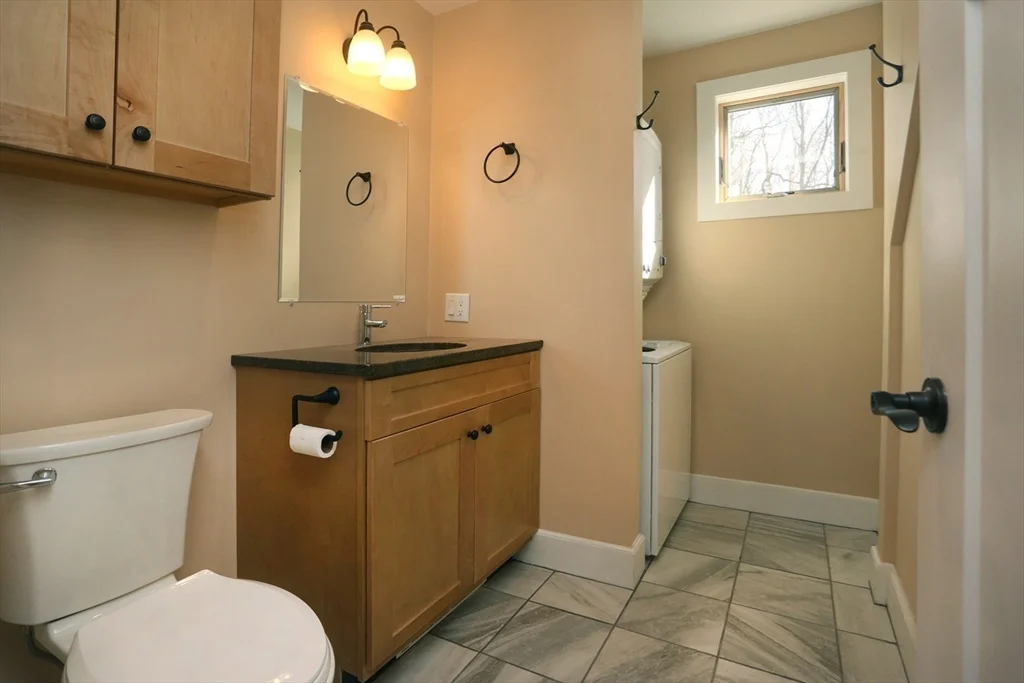 2 bed, 1 bath apartment for rent at 12 Warren Ave Unit B, Amesbury — photo 9 of 18