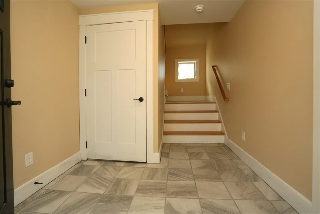 2 bed, 1 bath apartment for rent at 12 Warren Ave Unit B, Amesbury — photo 14 of 18
